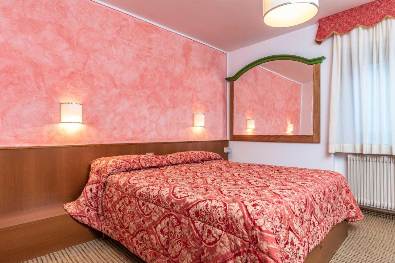 Hotel Italo มาดอนนาดีกัมปิโญ ภายนอก รูปภาพ